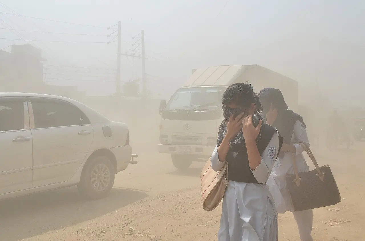 delhi-pollution-aqi-reaches-450-school-closed